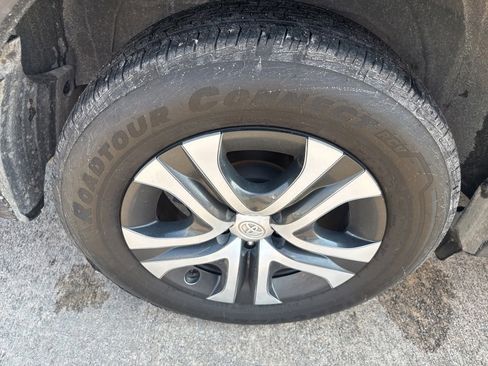 Used 2018 Toyota RAV4 LE FWD image 7