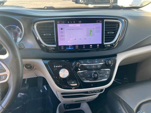 Used 2023 Chrysler Pacifica Touring-L image 21