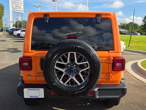 Used 2025 Jeep Wrangler Unlimited Sahara AWD/4WD image 11
