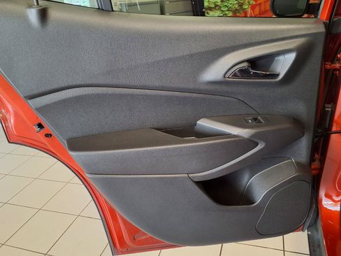 Used 2024 Chevrolet Trax RS w/ Sunroof Package FWD image 17
