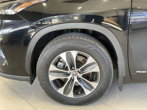 Used 2022 Toyota Highlander XLE AWD/4WD image 13