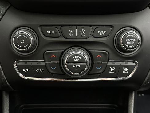 Used 2022 Jeep Cherokee Latitude Lux w/ Sun & Sound Group image 19