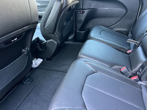 New 2026 Chrysler Pacifica Select image 12