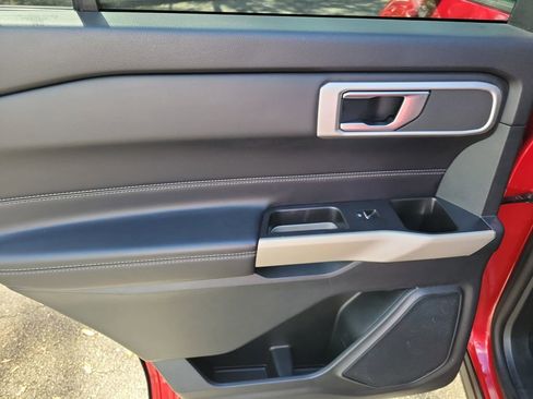 Used 2021 Ford Explorer XLT image 10