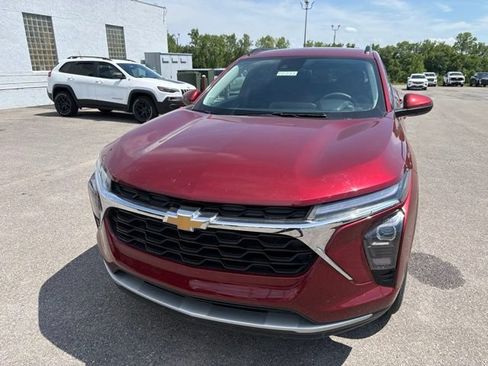 Used 2025 Chevrolet Trax LT FWD image 4