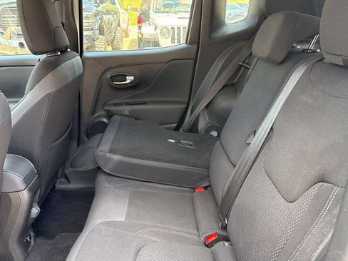 Used 2022 Jeep Renegade Latitude w/ Convenience Group AWD/4WD image 6