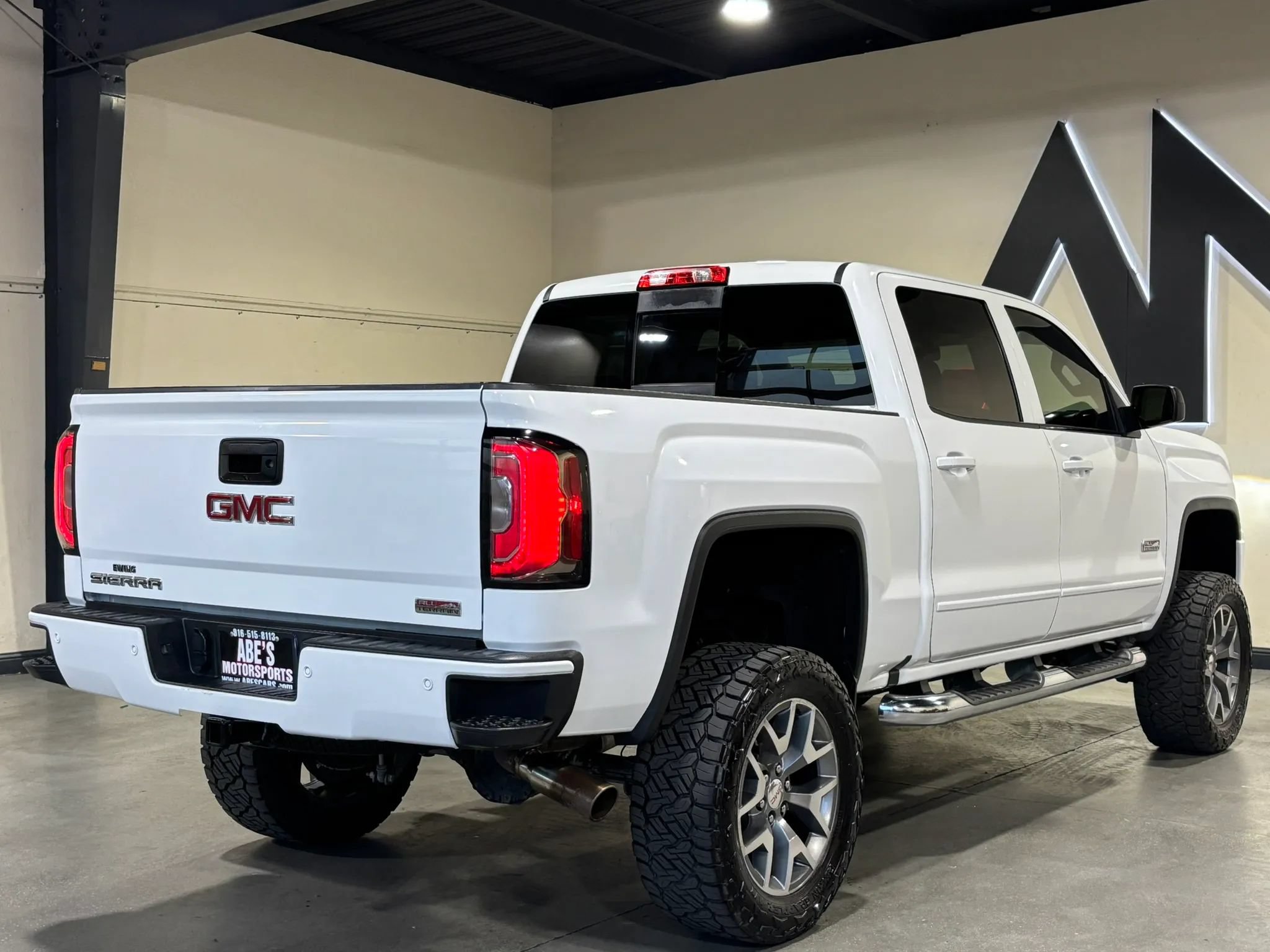 Used 2017 GMC Sierra 1500 SLT AWD/4WD image 4