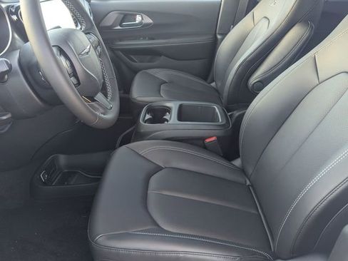 New 2026 Chrysler Pacifica Select image 9