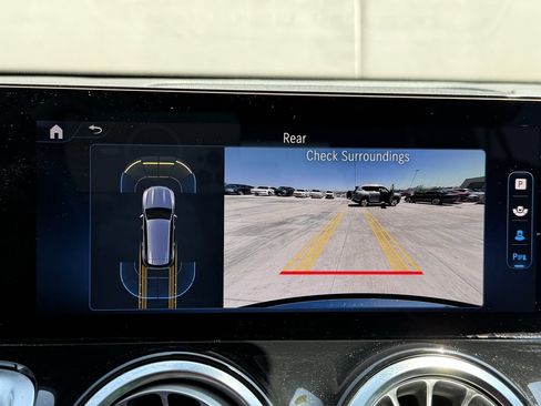 Used 2025 Mercedes-Benz GLB 250 4MATIC image 8