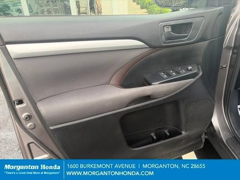 Used 2017 Toyota Highlander LE AWD/4WD image 11