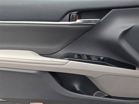 Used 2020 Toyota Camry XLE w/ Sunroof Package image 8