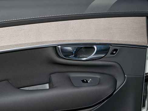 New 2025 Volvo XC90 T8 Plus w/ Protection Package Premier image 18