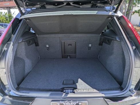 Certified 2025 Volvo XC40 B5 Core AWD/4WD image 17