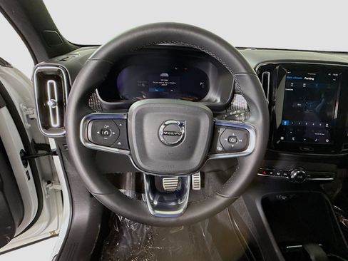 Used 2022 Volvo XC40 P8 Recharge Plus image 13