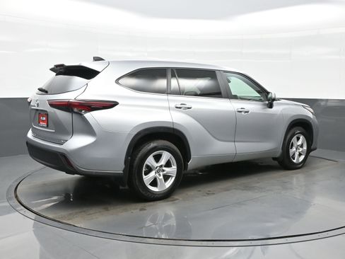 Used 2024 Toyota Highlander LE AWD/4WD image 6