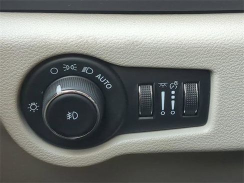 Certified 2024 Chrysler Pacifica Touring-L image 28