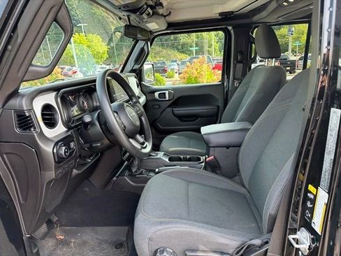 Used 2025 Jeep Gladiator Sport AWD/4WD image 9