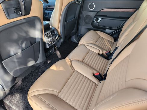 Used 2024 Land Rover Discovery Dynamic SE image 34