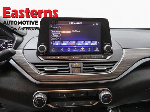 Used 2025 Nissan Altima 2.5 SV FWD image 12