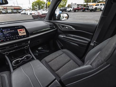 Used 2025 Chevrolet Traverse LT w/ Driver Confidence Package AWD/4WD image 26