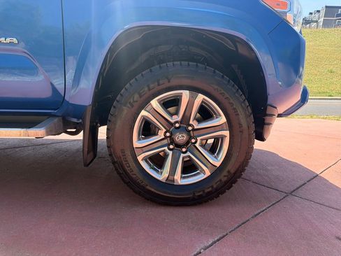 Used 2016 Toyota Tacoma Limited w/ Towing Package image 32