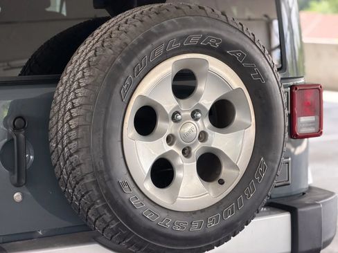 Used 2014 Jeep Wrangler Unlimited Sahara w/ Connectivity Group AWD/4WD image 13
