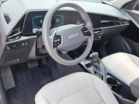 Used 2023 Kia Niro EX FWD image 9