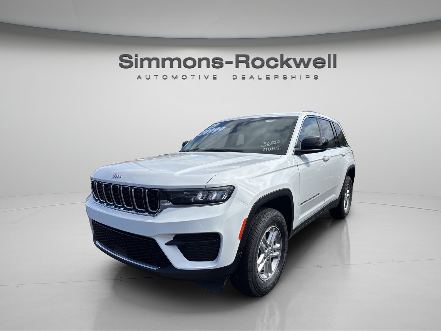 Used 2023 Jeep Grand Cherokee Laredo w/ Luxury Tech Group I AWD/4WD image 1