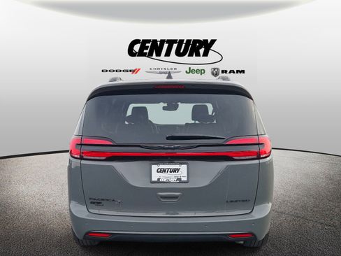 Used 2025 Chrysler Pacifica Limited image 5