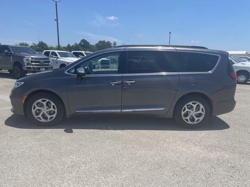 Used 2023 Chrysler Pacifica Limited FWD image 7