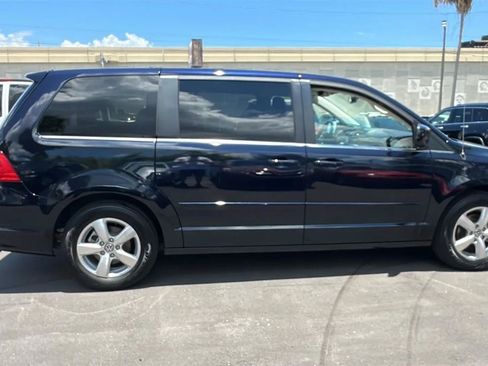 Used 2010 Volkswagen Routan SE FWD image 7