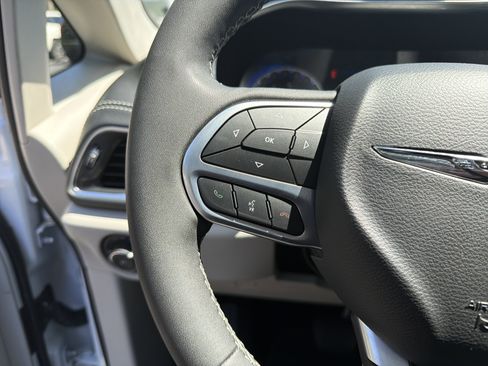 Used 2023 Chrysler Pacifica Limited FWD image 26