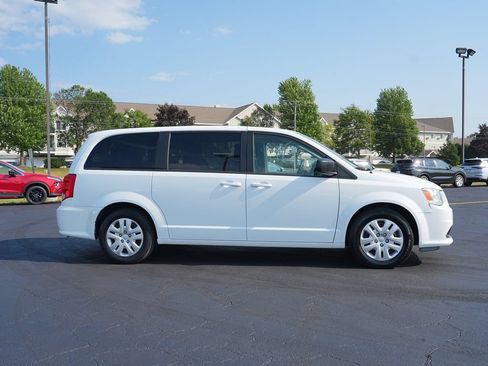Used 2018 Dodge Grand Caravan SE w/ UConnect Hands-Free Group FWD image 2