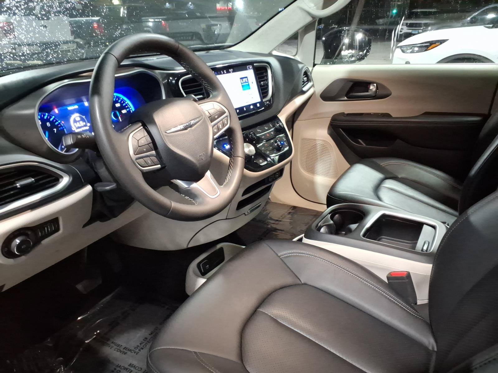 Used 2024 Chrysler Pacifica Touring-L FWD image 10