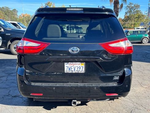 Used 2017 Toyota Sienna XLE 7-Passenger image 4
