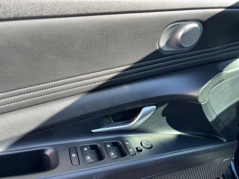 Used 2023 Hyundai Elantra Limited image 24