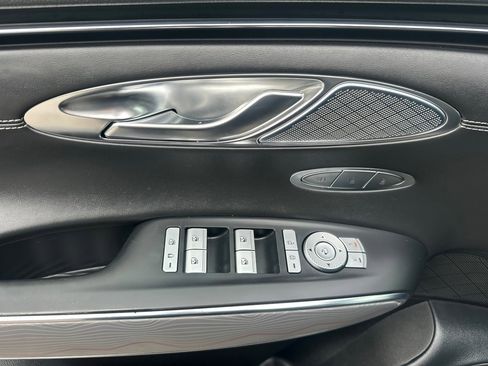 Used 2022 Genesis GV70 2.5T w/ Advanced Package image 11