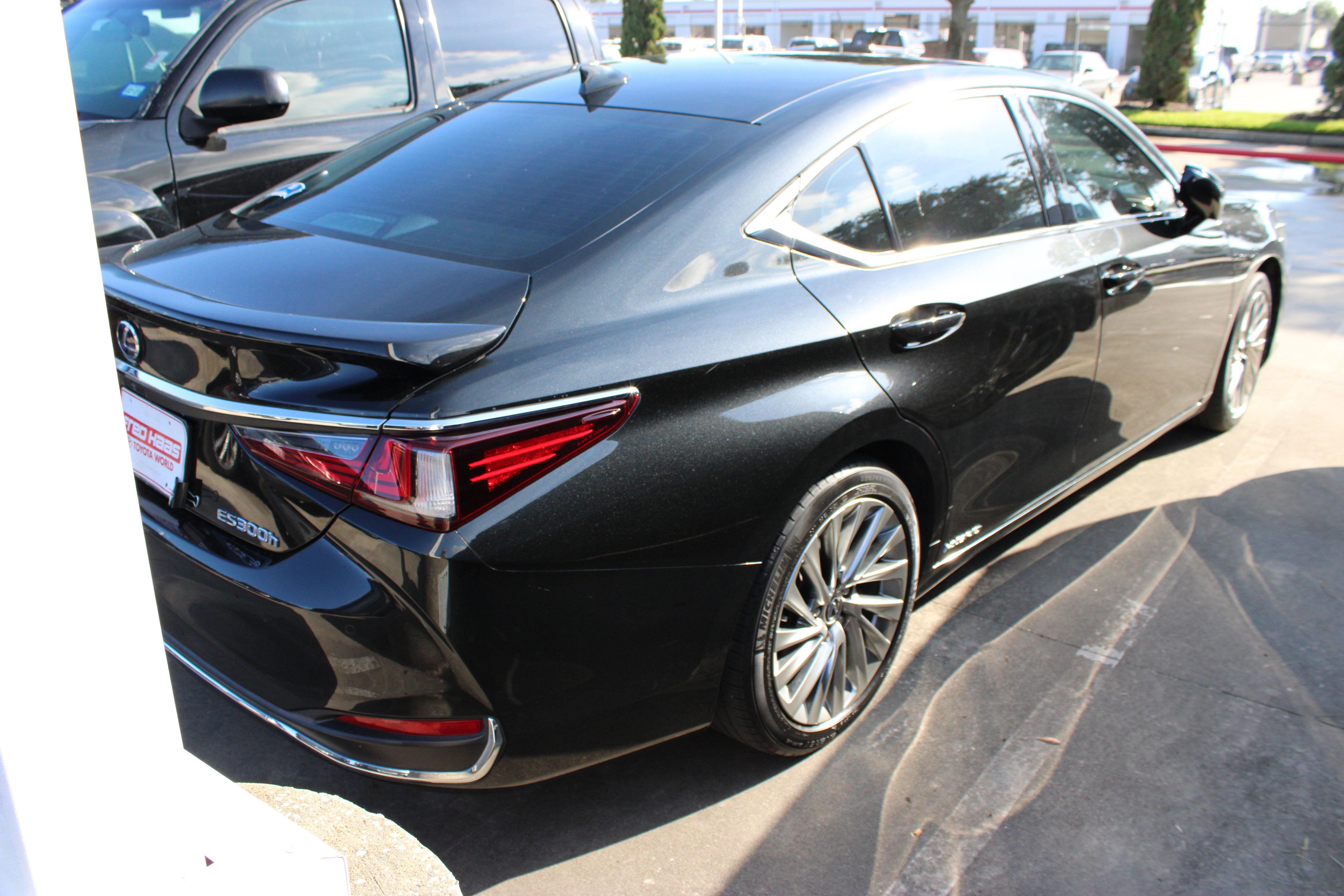 Used 2022 Lexus ES 300h w/ Accessory Package FWD image 10