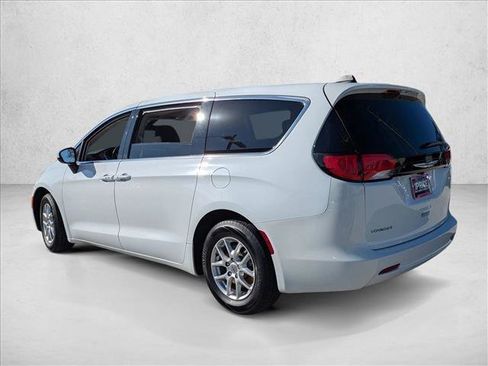 Used 2022 Chrysler Voyager LX image 8