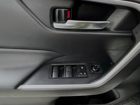 Used 2021 Toyota RAV4 XLE w/ Convenience Package image 17