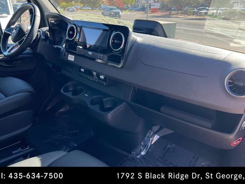 Used 2025 Mercedes-Benz Sprinter 3500 image 22