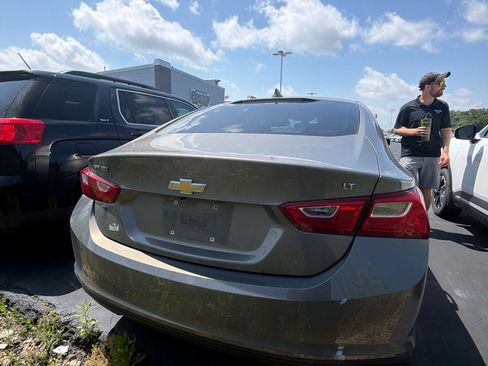 Used 2018 Chevrolet Malibu LT FWD image 4