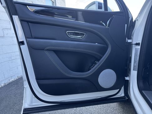 Used 2022 Bentley Bentayga image 13