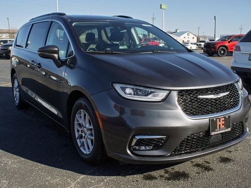 Used 2022 Chrysler Pacifica Touring-L image 1