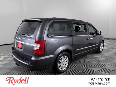 Used 2015 Chrysler Town & Country Touring w/ Driver Convenience Group image 5
