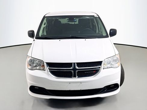 Used 2019 Dodge Grand Caravan SE image 2
