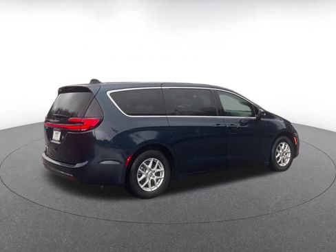 Used 2025 Chrysler Pacifica Select image 15