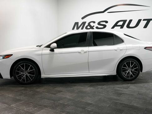 Used 2021 Toyota Camry SE FWD image 3