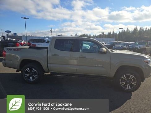 Used 2016 Toyota Tacoma TRD Sport image 17