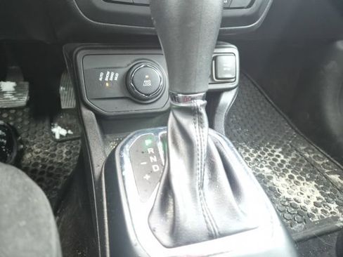 Used 2019 Jeep Renegade Latitude w/ Cold Weather Group image 18